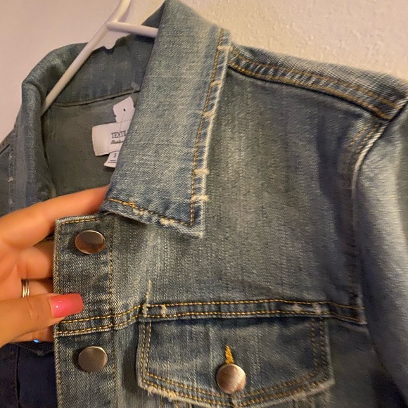 TEXTILE Elizabeth & James~Distressed Denim Jacket✨ - Picture 6 of 9